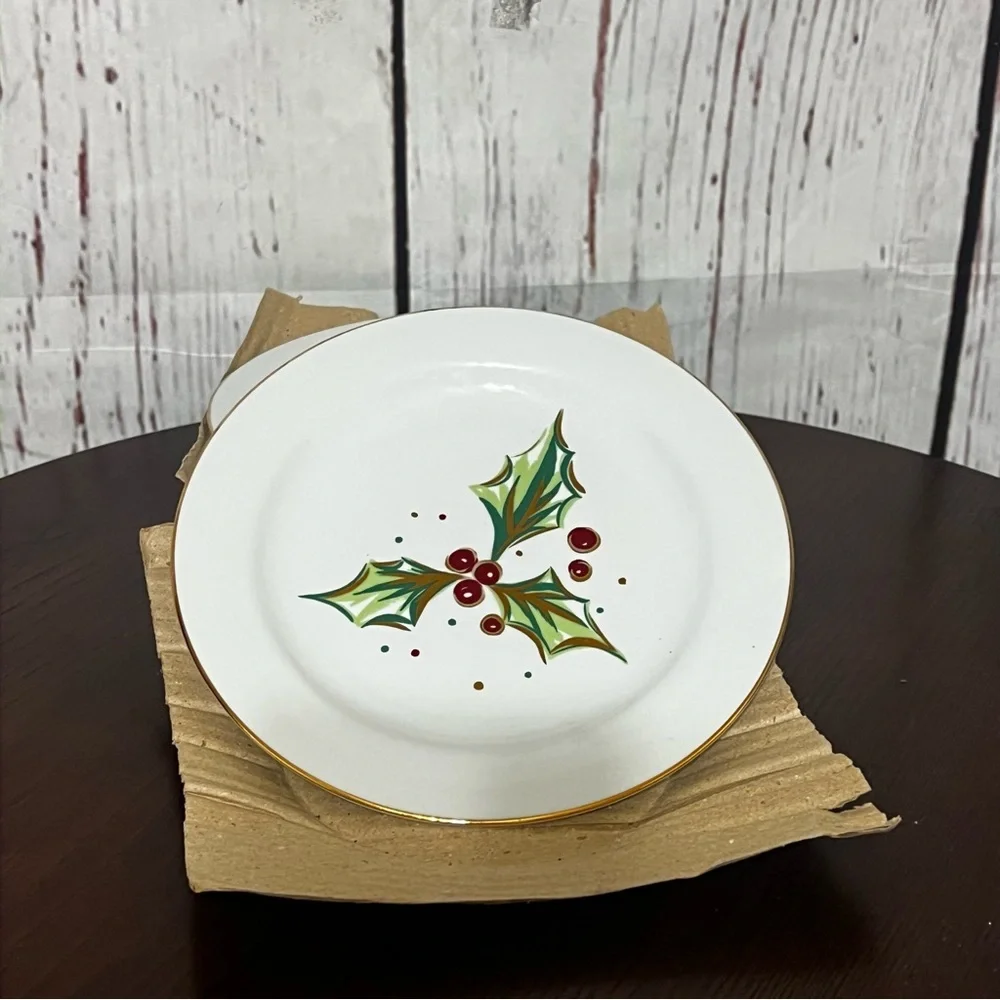 Elegant Holly Design Dinner 7.5”  Plates 4 piece set porcelain vintage 2001
